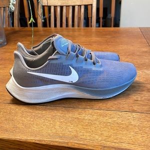 Like new pair of Nike Pegasus Men’s size 13.. gray!! Like new condition!!